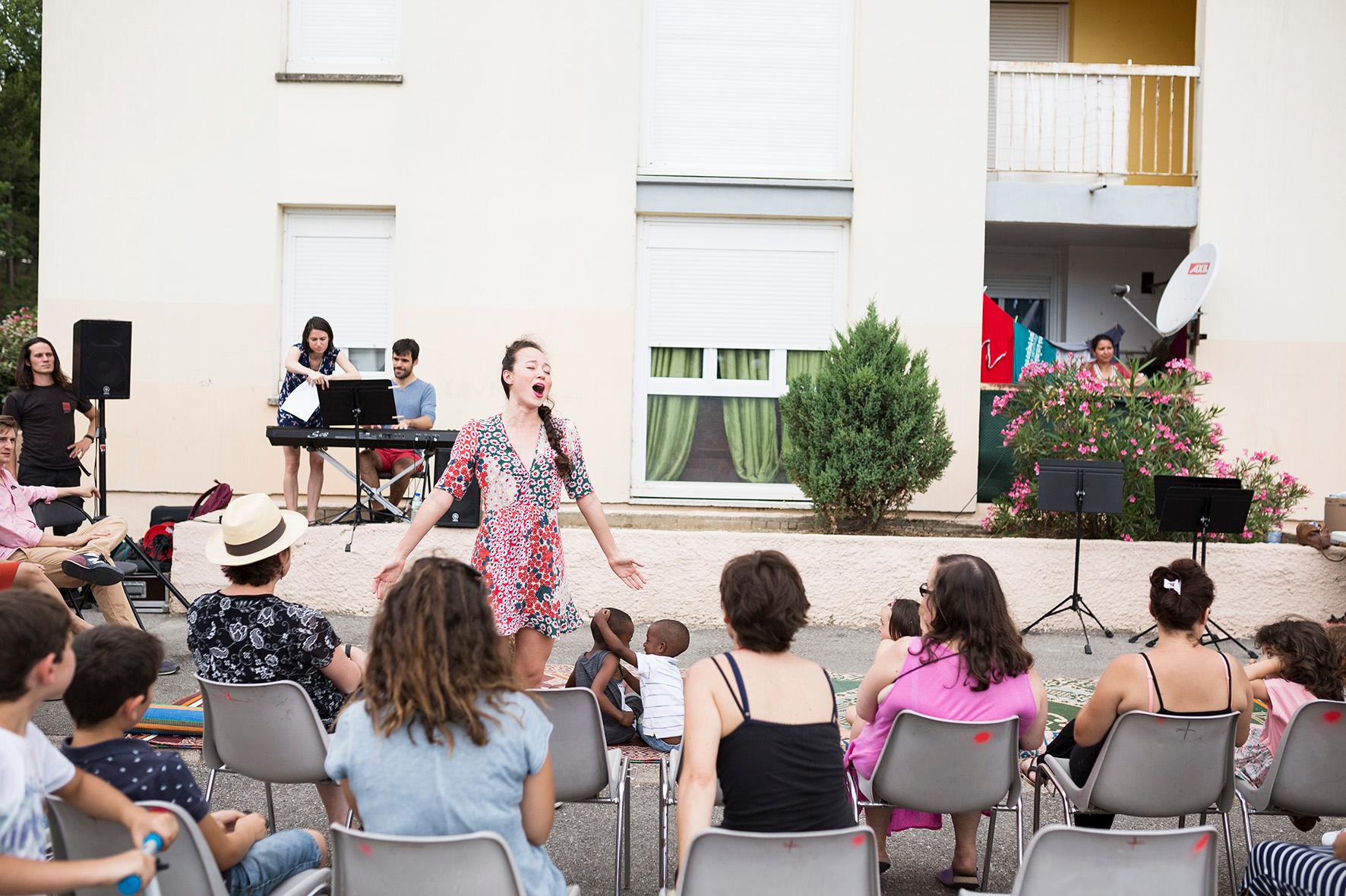 Concert/rencontre des musiciens de l’Académie du Festival d’Aix-en-Provence dans un quartier populaire de La Roque d’Anthéron le 15 juin 2017. Une rencontre organisée par le service Passerelles du Festival d’Aix-en-Provence.