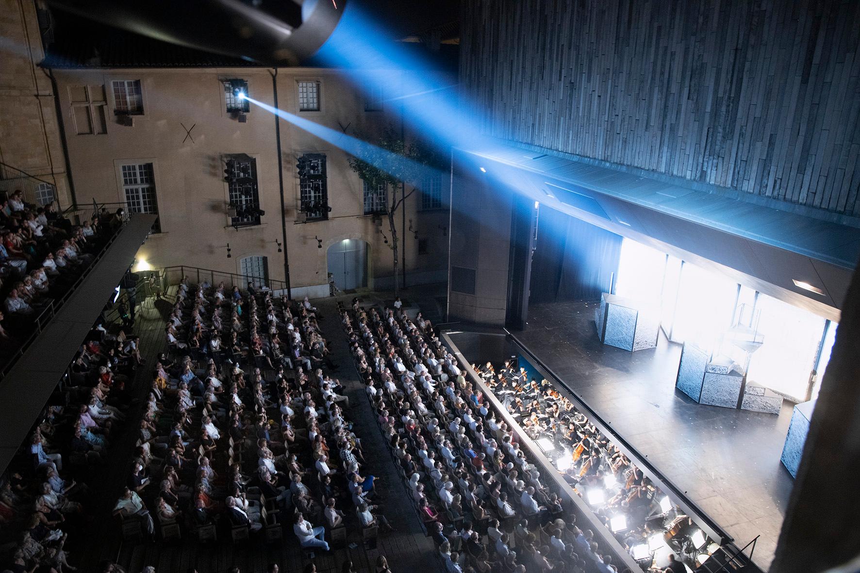 Public au Théâtre de l'Archevêché pendant le Festival d'Aix-en-Provence 2022