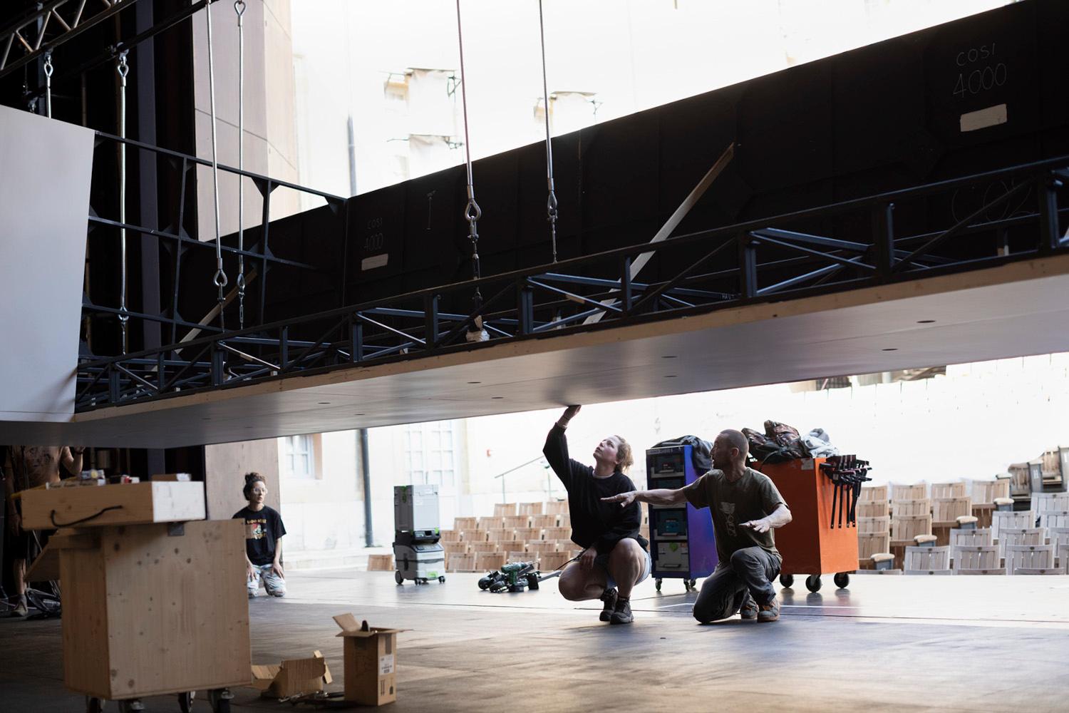Montage des décors des opéras 2023 au Théâtre de l’Archevêché Festival d’Aix-en-Provence 2023 © Vincent Beaume