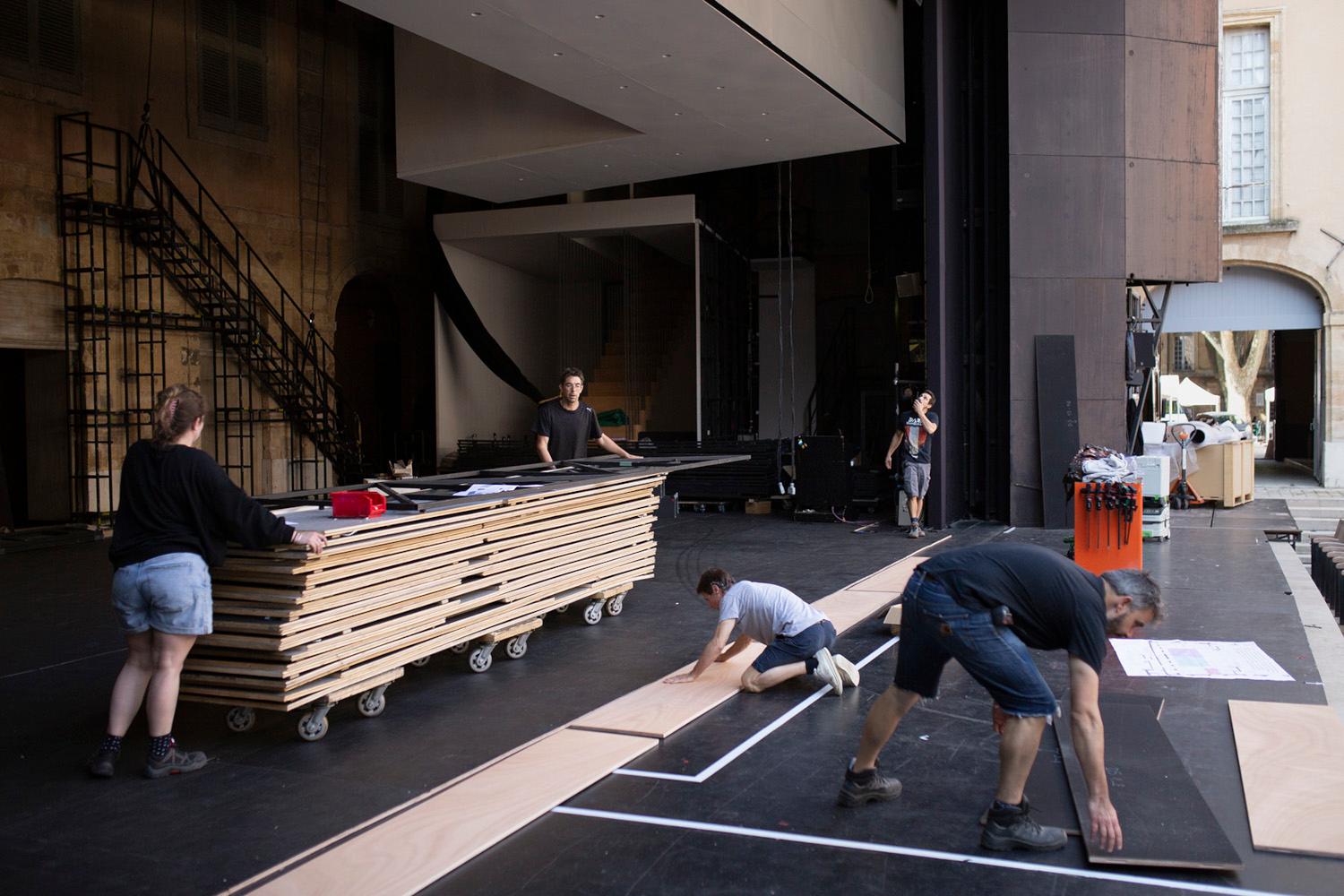 Montage des décors des opéras 2023 au Théâtre de l’Archevêché Festival d’Aix-en-Provence 2023 © Vincent Beaume