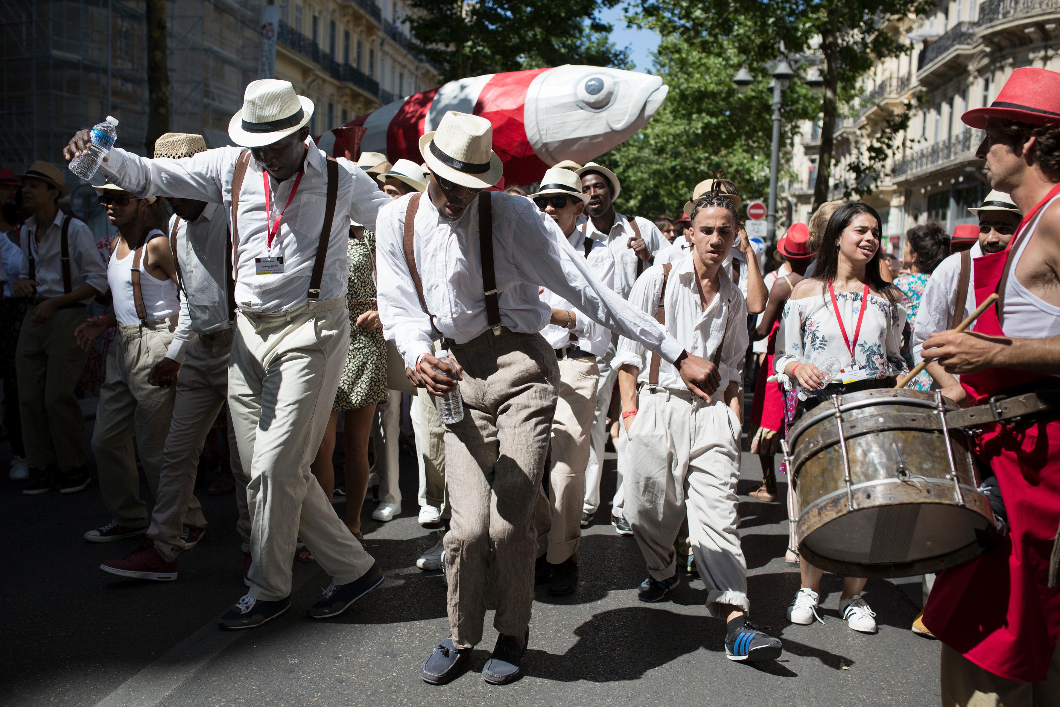 À nous de jouer !, orchestré par la Compagnie Rara Woulib pour le CD13 lors du Dimanche de la Canebière du 25 juin 2017